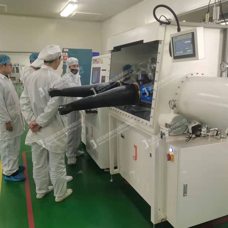 发往安徽研究所的无氧手套箱激光焊接机正在忙碌的培训中